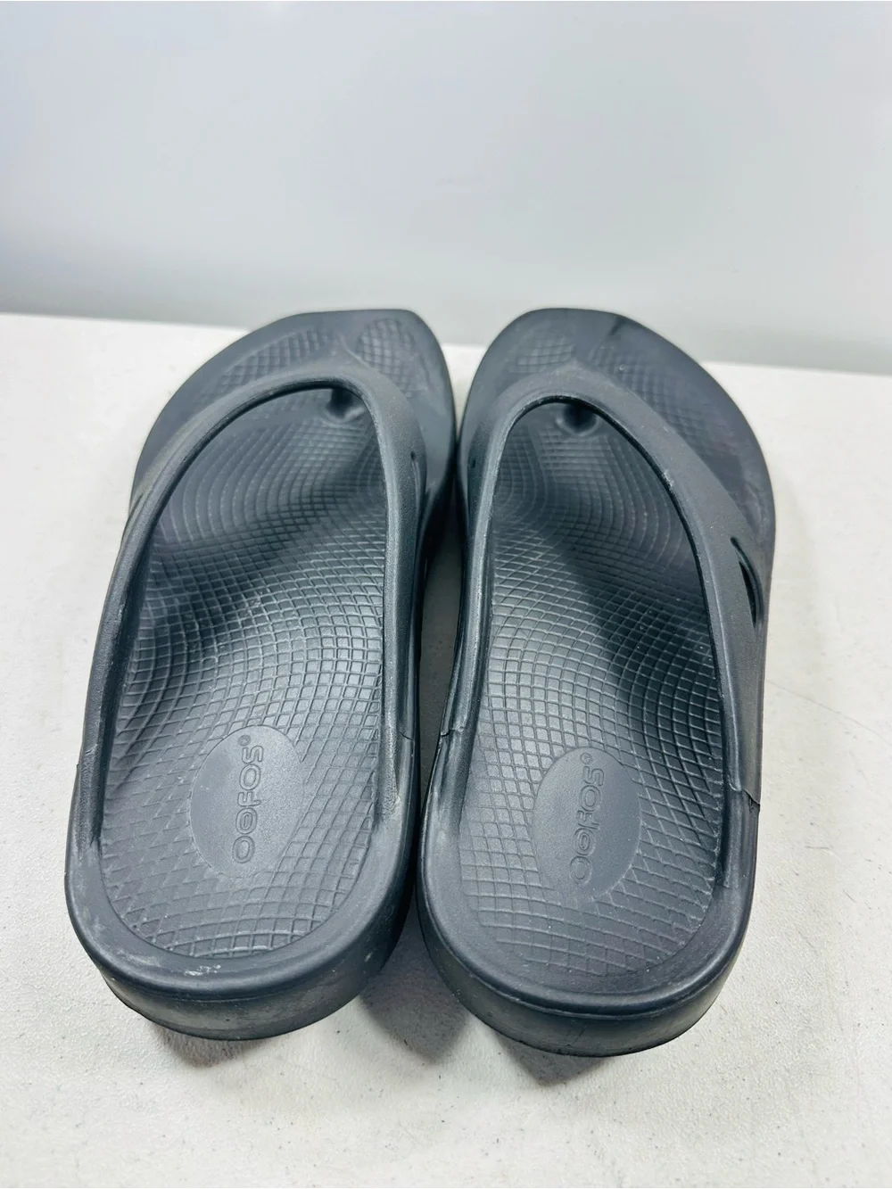 Oofos OOriginal Black Recovery Flip Flops for Men size 11